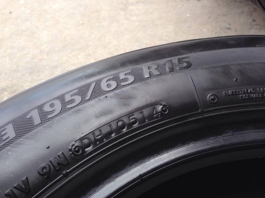 ยาง Bridgstone 195-65-15 ปี 14 ครบชุด 4 เส้น 3200  สภาพสวยๆไม่มีปะไม่บวมไม่กินข้างดอกยางเหลือเยอะเอาไปวิ่งกันใด้อีกยาวค่ะ