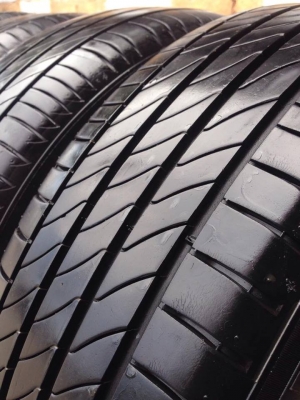 ยาง MICHELIN 195-65-15 ปี 14 ครบชุด 4 เส้น 3200  สภาพสวยๆไม่มีปะไม่บวมไม่กินข้าง ดอกยางเหลือเยอะเอาไปวิ่งกันใด้อีกยาว