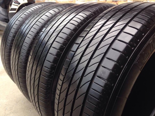 ยาง MICHELIN 195-65-15 ปี 14 ครบชุด 4 เส้น 3200  สภาพสวยๆไม่มีปะไม่บวมไม่กินข้าง ดอกยางเหลือเยอะเอาไปวิ่งกันใด้อีกยาว