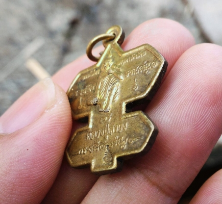 หลวงปู่่สรวง เทวดาเล่นดินพระอริยะเจ้าแห่งทุ่งละลม จ.ศรีสะเกษ เหรียญว่าวจุฬา ปี ๒๕๓๖ ตอกโค๊ดแท้ เทพดาบส เสกรวย สภาพสวยๆ เด่นโชคลาภดีที่หนึ่ง