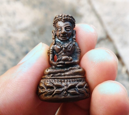 หลวงปู่่สรวง พระอุดกริ่งชัยวรมัน ตอกโค๊ดดอกจันทร์แท้ พระอริยะเจ้าแห่งทุ่งละลม จ.ศรีสะเกษ เสกรวย สภาพสวยๆ ได้จากลูกหลานข้างๆ วัดครับ เด่นโชคลาภสุดๆ