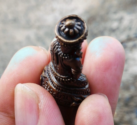 หลวงปู่่สรวง พระอุดกริ่งชัยวรมัน ตอกโค๊ดดอกจันทร์แท้ พระอริยะเจ้าแห่งทุ่งละลม จ.ศรีสะเกษ เสกรวย สภาพสวยๆ ได้จากลูกหลานข้างๆ วัดครับ เด่นโชคลาภสุดๆ