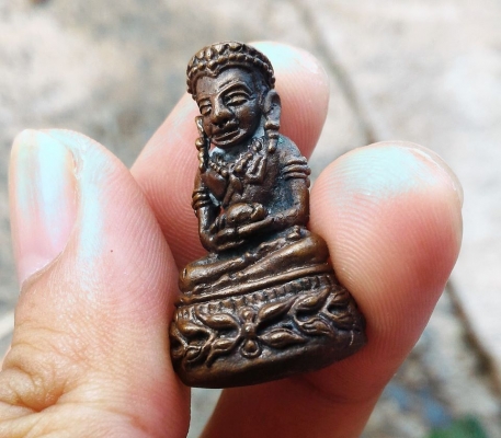 หลวงปู่่สรวง พระอุดกริ่งชัยวรมัน ตอกโค๊ดดอกจันทร์แท้ พระอริยะเจ้าแห่งทุ่งละลม จ.ศรีสะเกษ เสกรวย สภาพสวยๆ ได้จากลูกหลานข้างๆ วัดครับ เด่นโชคลาภสุดๆ