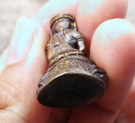 หลวงปู่่สรวง พระอุดกริ่งชัยวรมัน ตอกโค๊ดดอกจันทร์แท้ พระอริยะเจ้าแห่งทุ่งละลม จ.ศรีสะเกษ เสกรวย สภาพสวยๆ ได้จากลูกหลานข้างๆ วัดครับ เด่นโชคลาภสุดๆ