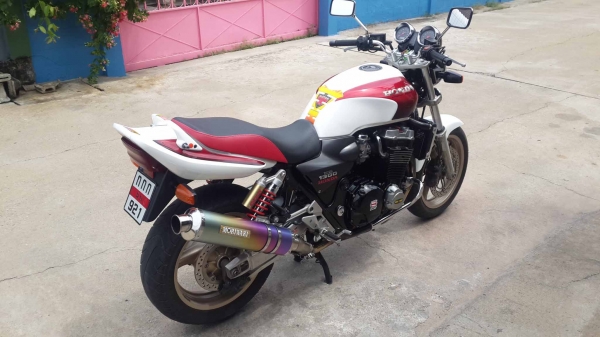 ขาย Honda CB 1300 ปี รถ99 สภาพสวยๆเครื่องดีมากๆ ของแต่งพอตัวครับ