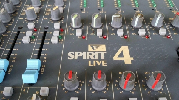 มิกเซอร์ 24 ch soundcraf sapirit live 4 สภาพสวยดี ได้มาจากโรงเรียนนานาชาติ สภาพนิ้งครับ มิกเซอร์ 24 ch soundcraf sapirit live 4 สภาพสวยดี ได้มาจากโรงเรียนนานาชาติ สภาพนิ้งครับ
