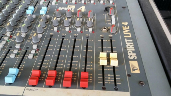มิกเซอร์ 24 ch soundcraf sapirit live 4 สภาพสวยดี ได้มาจากโรงเรียนนานาชาติ สภาพนิ้งครับ