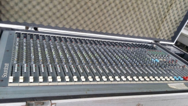 มิกเซอร์ 24 ch soundcraf sapirit live 4 สภาพสวยดี ได้มาจากโรงเรียนนานาชาติ สภาพนิ้งครับ มิกเซอร์ 24 ch soundcraf sapirit live 4 สภาพสวยดี ได้มาจากโรงเรียนนานาชาติ สภาพนิ้งครับ