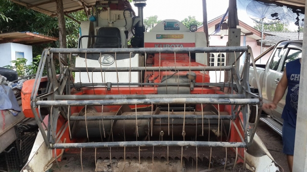 รถเกี่ยวข้าวคูโบต้า  DC 60 PLUS ปี 53  ชั่วโมง 16xx