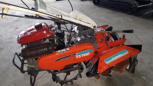 รถพรวนดิน ล้อเดี่ยว หมุนคอได้ เครื่อง 7 แรง สาดยกร่อง รหัสสินค้า A2-16 รถพรวนดิน ล้อเดี่ยว หมุนคอได้ เครื่อง 7 แรง สาดยกร่อง รหัสสินค้า A2-16