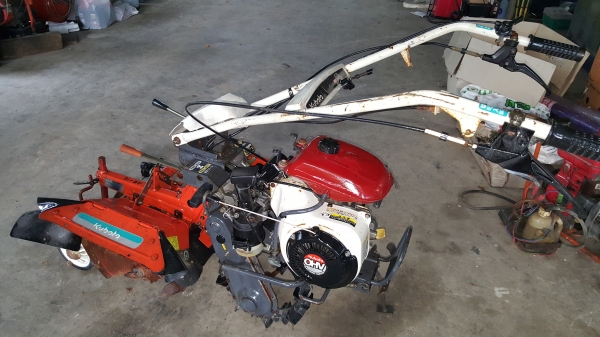 รถพรวนดิน ล้อเดี่ยว หมุนคอได้ เครื่อง 7 แรง สาดยกร่อง รหัสสินค้า A2-16 รถพรวนดิน ล้อเดี่ยว หมุนคอได้ เครื่อง 7 แรง สาดยกร่อง รหัสสินค้า A2-16