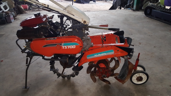 รถพรวนดิน ล้อเดี่ยว หมุนคอได้ เครื่อง 7 แรง สาดยกร่อง รหัสสินค้า A2-16 รถพรวนดิน ล้อเดี่ยว หมุนคอได้ เครื่อง 7 แรง สาดยกร่อง รหัสสินค้า A2-16