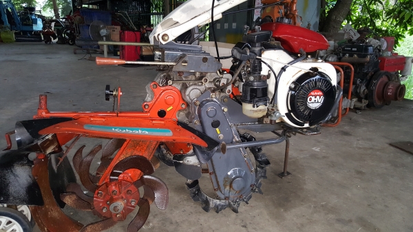 รถพรวนดิน ล้อเดี่ยว หมุนคอได้ เครื่อง 7 แรง สาดยกร่อง รหัสสินค้า A2-16 รถพรวนดิน ล้อเดี่ยว หมุนคอได้ เครื่อง 7 แรง สาดยกร่อง รหัสสินค้า A2-16