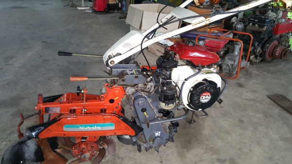 รถพรวนดิน ล้อเดี่ยว หมุนคอได้ เครื่อง 7 แรง สาดยกร่อง รหัสสินค้า A2-16 รถพรวนดิน ล้อเดี่ยว หมุนคอได้ เครื่อง 7 แรง สาดยกร่อง รหัสสินค้า A2-16