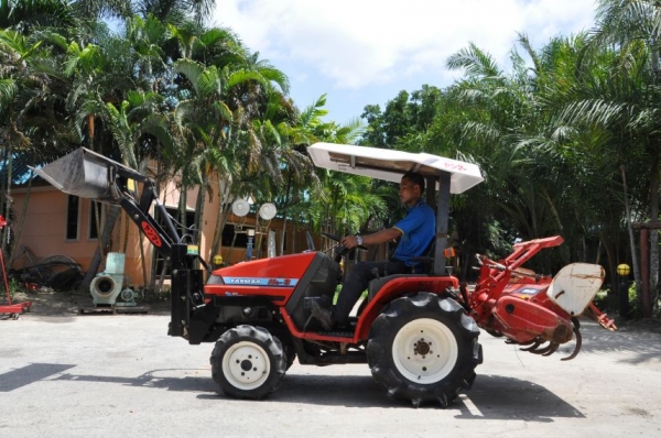 ขายรถไถYANMAR KE-3D15แรง ขับ4ล้อ(จิ๋วแต่แจ๋ว) ตักหน้า+พร้อมโรตารี่หลัง สภาพสวยเดิมญี่ปุ่นไม่เคยใช้ในไทย 145,000 เท่านั้น!!