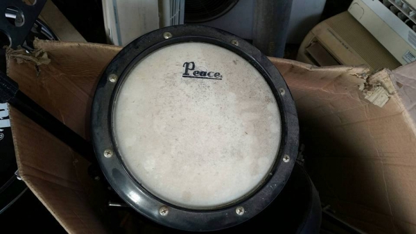 กลองชุุด สภาพใหม่มาก อุปกรณ์ทุกอย่างมาครบครับ สนใจมาดูได้เลยครับ กลองชุุด สภาพใหม่มาก อุปกรณ์ทุกอย่างมาครบครับ สนใจมาดูได้เลยครับ