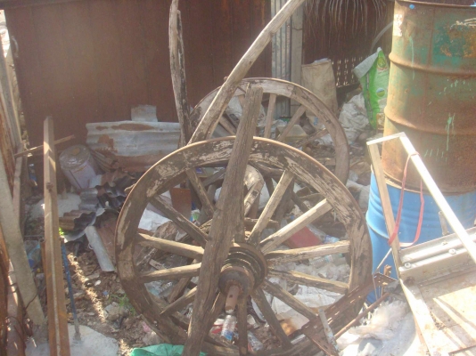 ขาย เกวียน พร้อมเพลา ไม้สักทอง 2000 บาท ตามสภาพ ไม่จัดส่ง ครับ