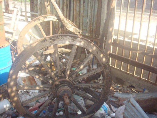 ขาย เกวียน พร้อมเพลา ไม้สักทอง 2000 บาท ตามสภาพ ไม่จัดส่ง ครับ