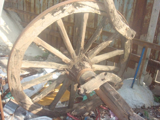 ขาย เกวียน พร้อมเพลา ไม้สักทอง 2000 บาท ตามสภาพ ไม่จัดส่ง ครับ