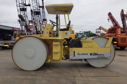 รถบดสามล้อเหล็ก SAKAI R2H FROM JAPAN สนใจติดต่อ 063-9316985 ID LINE : 0639316985 ครับ