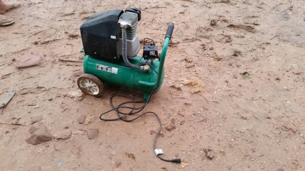 ขาย เครื่องปั๊มลม เครื่องลม ขนาดเล็ก ไฟฟ้า 110V เก่านอก ยี่ห้อ IKS ราคา 6,800 บาท ขาย เครื่องปั๊มลม เครื่องลม ขนาดเล็ก ไฟฟ้า 110V เก่านอก ยี่ห้อ IKS ราคา 6,800 บาท