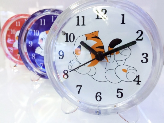 นาฬิกาตั้งโต้ะ ปลุกได้ สีสันสดใส วัสดุพลาสคิดสีด้าน ดูดีสวยงามค่ะ