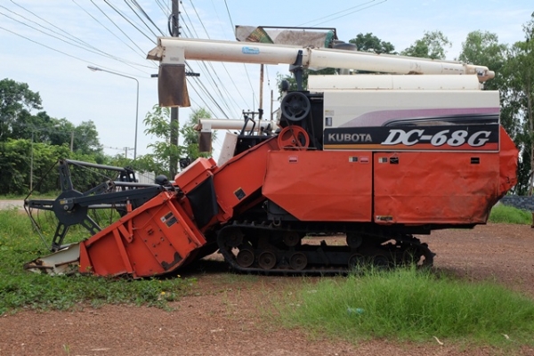 ขายรถเกี่ยวข้าว คูโบต้า DC 68 G สนใจโทร 089-0111624