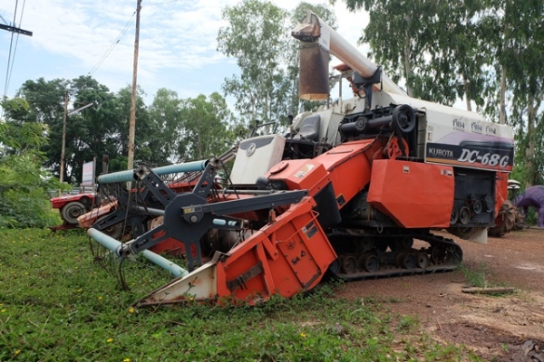 ขายรถเกี่ยวข้าว คูโบต้า DC 68 G สนใจโทร 089-0111624