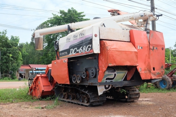 ขายรถเกี่ยวข้าว คูโบต้า DC 68 G สนใจโทร 089-0111624