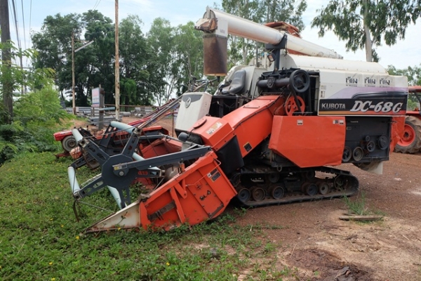 ขายรถเกี่ยวข้าว คูโบต้า DC 68 G สนใจโทร 089-0111624