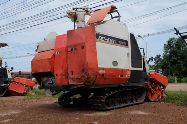 ขายรถเกี่ยวข้าว คูโบต้า DC 68 G สนใจโทร 089-0111624