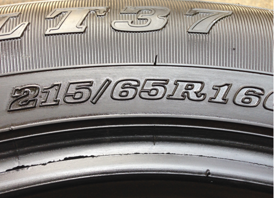 ยาง Dunlop 215 65 16 ปี14 ดอกเยอะ พร้อมใช้งาน ราคาไม่แพง