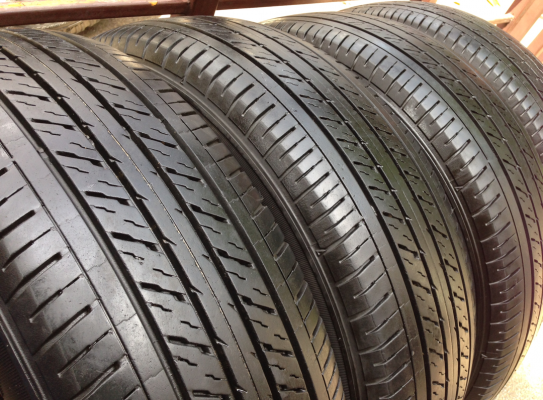 ยาง Dunlop 215 65 16 ปี14 ดอกเยอะ พร้อมใช้งาน ราคาไม่แพง