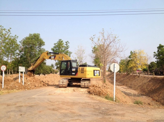 ให้เช่ารถแบคโฮ CAT320D2 รายวันรายเดือนพร้อมรถเทลเลอร์ครับ