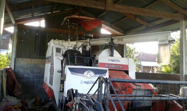 ขายรถรถเกี่ยวข้าว คูโบต้า DC68อุ้ม ทำงาน2พัน ชม.ช่วงล่างดีเอกสารเล่มทะเบียนพร้อมโอน ขับมือเดียว