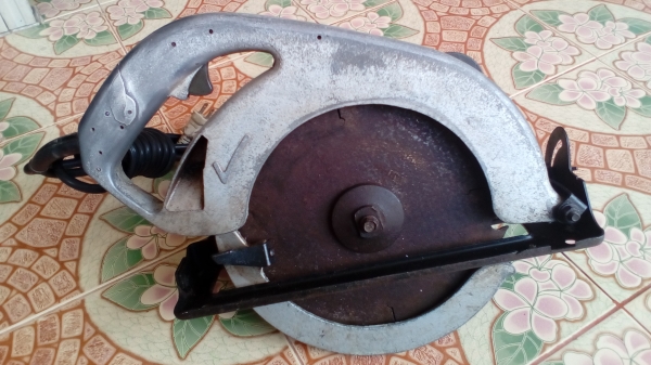 ‪เลื่อยวงเดือน‬