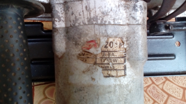 ‪เลื่อยวงเดือน‬