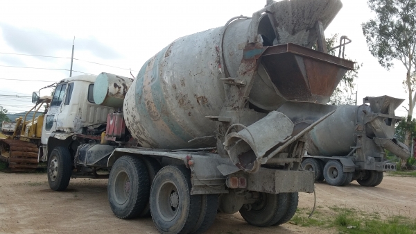 ขายรถโม่ปูน  HINO สนใจติดต่อ 081-1913257 ID LINE sutpat