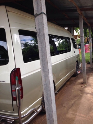 ขายรถตู้คอมมูเตอร์TOYOTAปี48 ธ.ค แต่งVIP สภาพสวยเดิม พร้อมวิ่งใช้งาน ภายในสวย เครื่องเดิม2.5ดีเซล