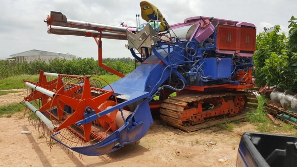 ขายรถเกี่ยวข้าว ส.ทวี ตัวเดินก้อน12HT เครื่องHINO HO7Cเทอร์อุ้มปรับละดับ สภาพพร้อมลงงาน ปั๊มแห้ง