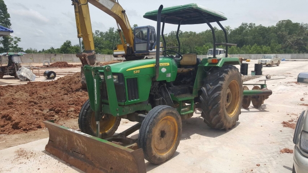 ขาย รถไถ JOHN DEERE 5310 เพลาเดียว ปี 57 สภาพพร้อมใช้งาน เอกสารเล่มทะเบียนครบ อุปกรณ์มีผาน 6 และใบดันหน้า