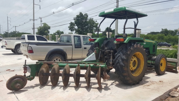 ขาย รถไถ JOHN DEERE 5310 เพลาเดียว ปี 57 สภาพพร้อมใช้งาน เอกสารเล่มทะเบียนครบ อุปกรณ์มีผาน 6 และใบดันหน้า