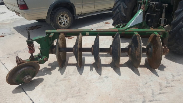 ขาย รถไถ JOHN DEERE 5310 เพลาเดียว ปี 57 สภาพพร้อมใช้งาน เอกสารเล่มทะเบียนครบ อุปกรณ์มีผาน 6 และใบดันหน้า