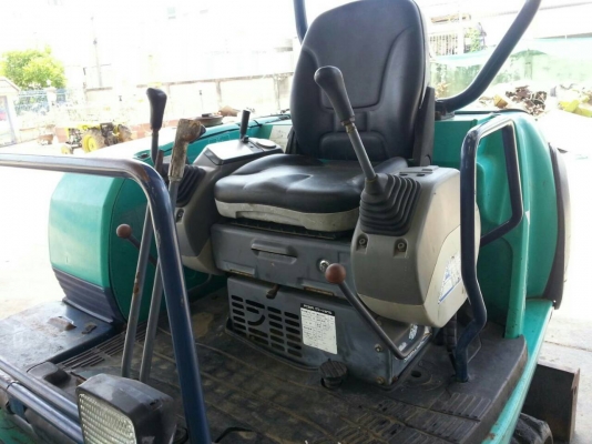 ขาย รถขุด KOMATSU รุ่น PC30R-8-มือสองญี่ปุ่น แทรกยางสภาพใหม่ มือถือ/LINE ID : 0818753444