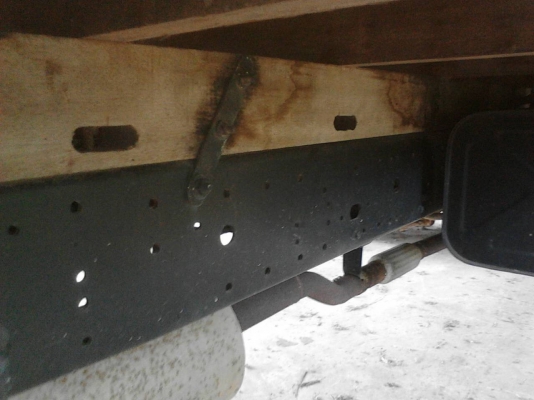 รถฮีโน่ 6 ล้อ ( รั้ว ) BU141 / 115 แรงม้า. ปี 43.    สนใจติดต่อ  081 - 6079515