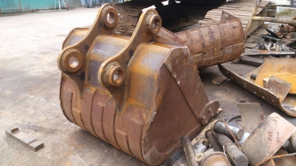 ขายบุ้งกี้เก่าซ่อมแล้วครับ ใส่ PC-200-5 ใส่ได้หลายรุ่น แข็งแรงพื้นเปลี่ยนใหม่ขายไม่แพงครับ