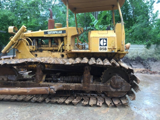 ขายรถแทรกเตอร์ D-5 B หัวชีดชัมเมอร์ ตีนเป็ดรถใช้งานอยู่ครับ