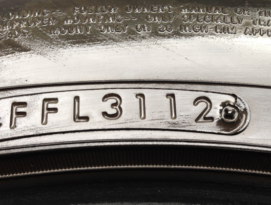 ยาง Toyo 265 50 20 กลางปี12 ดอกเยอะ พร้อมใช้งาน ราคาไม่แพง